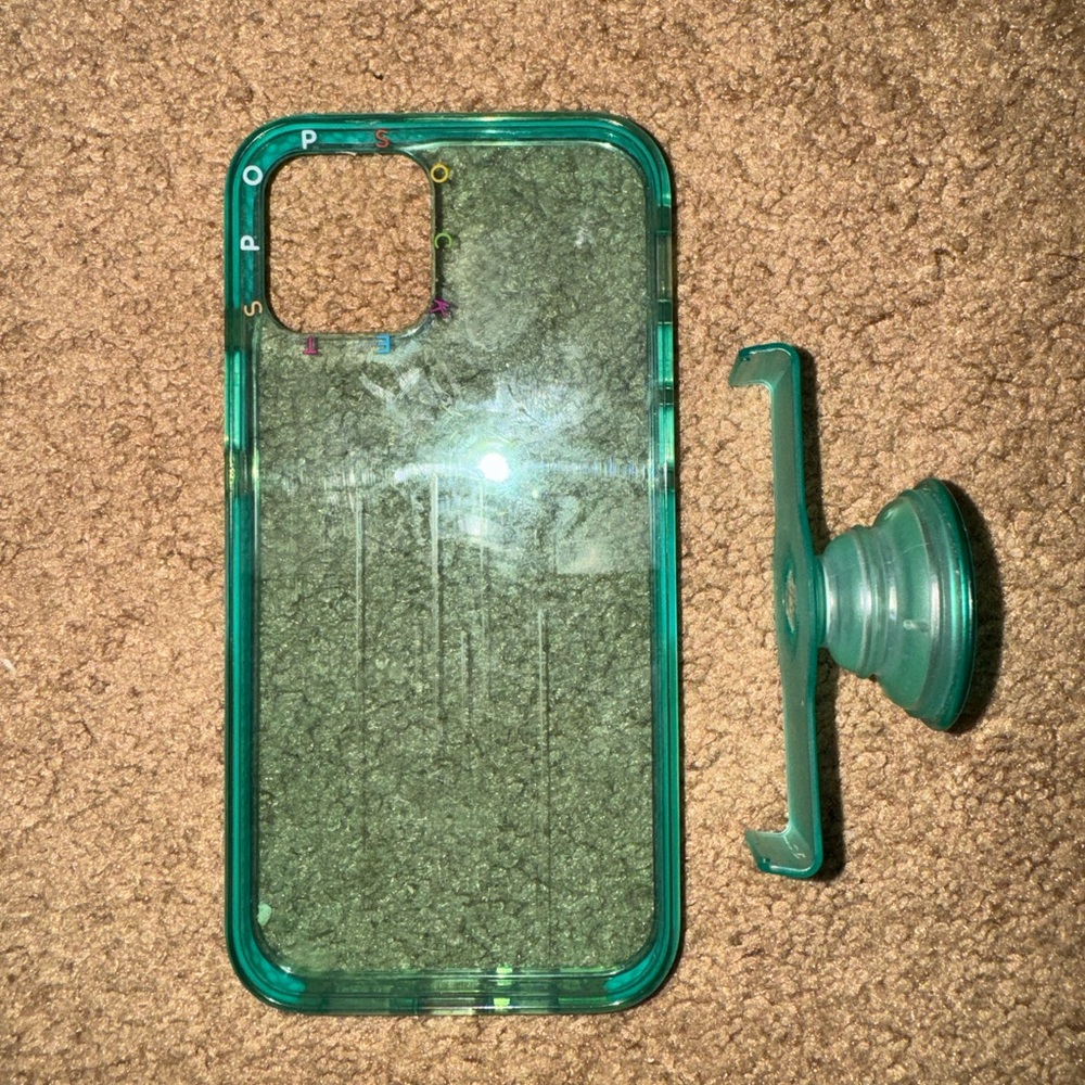 Pop socket teal case with pop socket attachment.